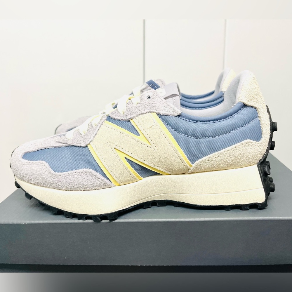 New Balance 327 Womens Sneakers Shoes Casual * size 7 * Pearl Grey / Dust Blue - Picture 2 of 8